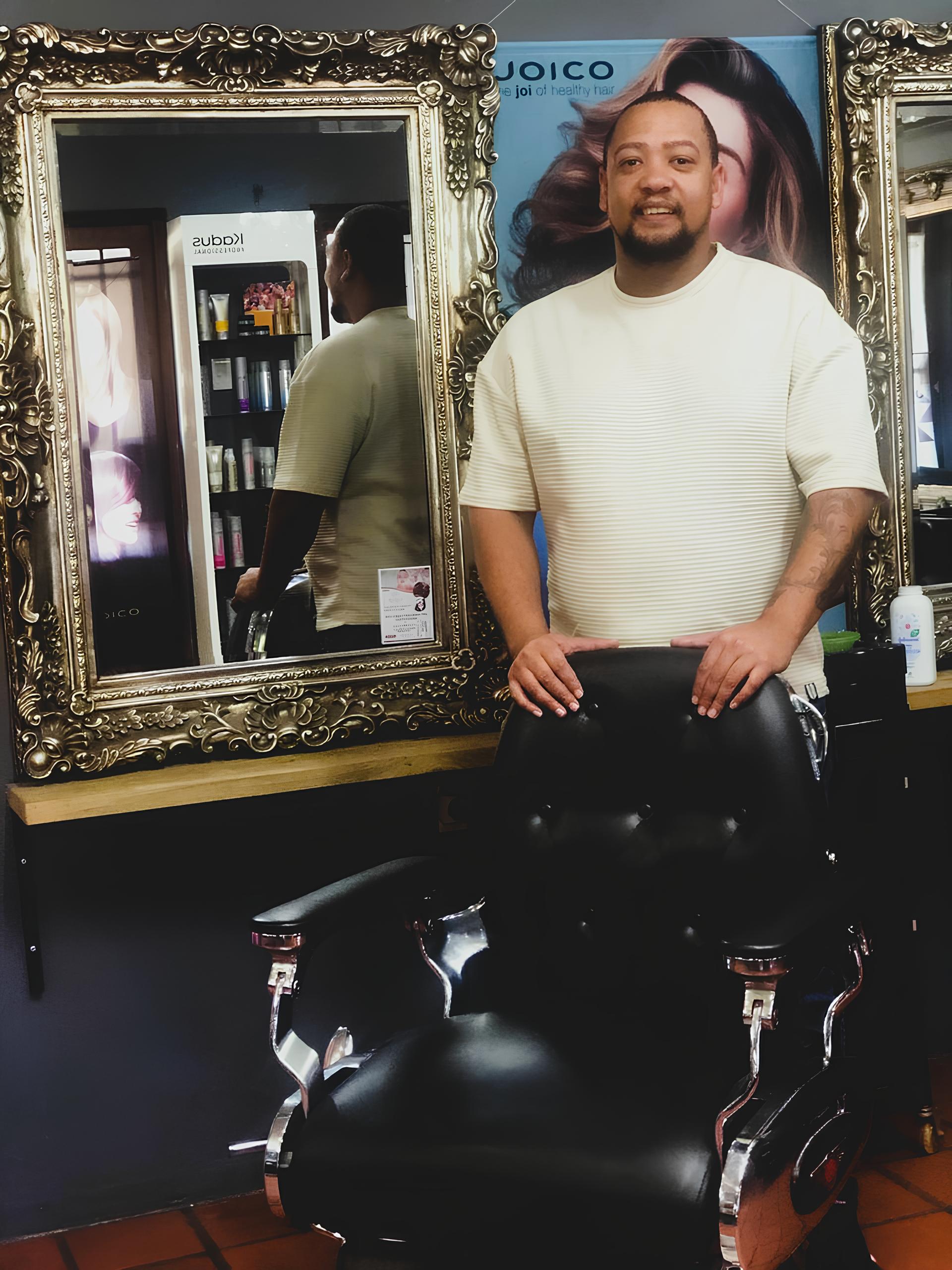 Lorenzo, men's stylist and barber